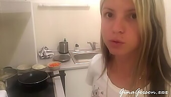 La Rubia Adolescente Gina Gerson Cocina Un Delicioso Borscht Ruso