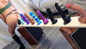 Masturbazione E Orgasmo Con Una Selezione Di Dildo