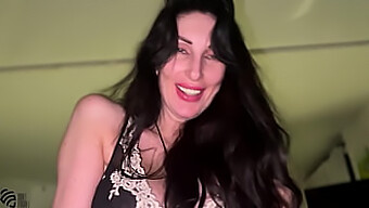 Milf Brunetă Ajunge La Orgasm Într-Un Videoclip De Casă