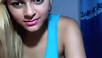 Une Latina Aux Gros Seins Exhibe Ses Gros Seins Naturels Devant La Webcam