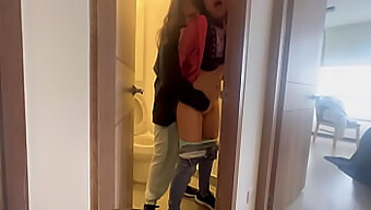 Amateurpaar Gibt Sich Mit Selbstgemachtem Video Dem Badezimmersex Hin