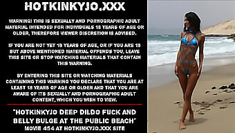 Jeu De Gode Profond Et Prolapsus Anal De Hotkinkyjo À La Plage