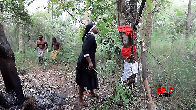 Afrikanisches Luder Mit Dickem Arsch Wird Von Einem Weißen Typen Gefickt