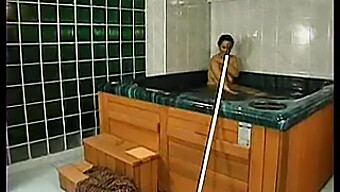 Donna Matura Gode Del Sesso Anale In Piscina