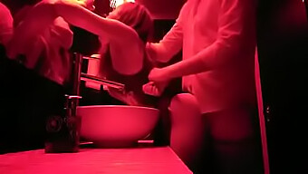 Un Encuentro Subido De Tono En El Baño De Hombres De Una Discoteca