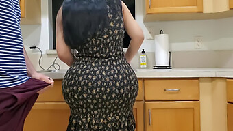 ¡el Hijastro Amateur Y Su Madrastra De Gran Culo Se Involucran En Sexo En La Cocina Bdsm Después De Descubrir Su Polla Dura!