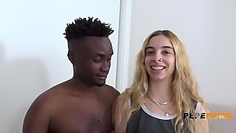 La Jeune Fille Européenne Irina Love Explore Sa Première Rencontre Interraciale Avec Un Partenaire Noir