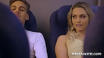 Mia Malkovas Første Scene I "Private" Er En Vill Tur På Et Fly.