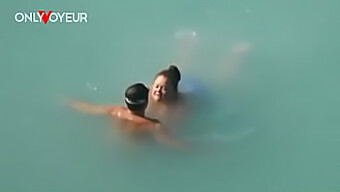 Un Hombre Afortunado Ve A La Voluptuosa Donna Ov En Una Sesión De Natación Al Aire Libre.