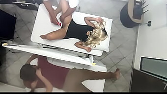 A Massagem De Casais Se Transforma Em Um Encontro Erótico Com Uma Esposa E Um Médico Bem Dotados.