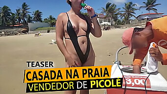 Pareja Rubia Expone Sus Senos En La Playa Para El Vendedor De Popsicle